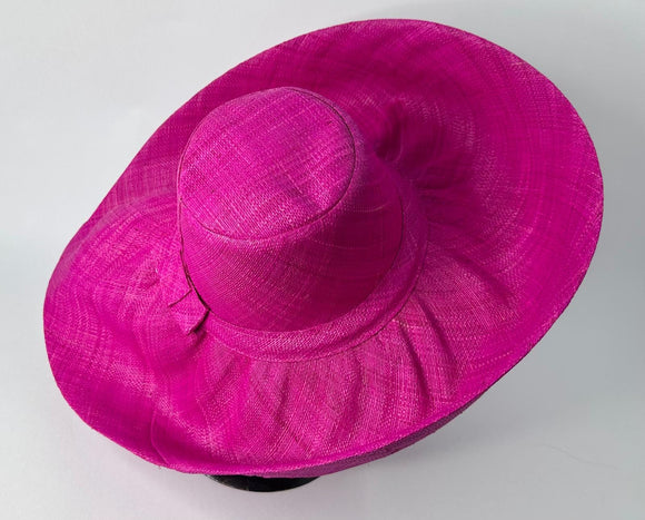 Raffia Curve Brim Hat Large Brim in Mulberry Madagascan